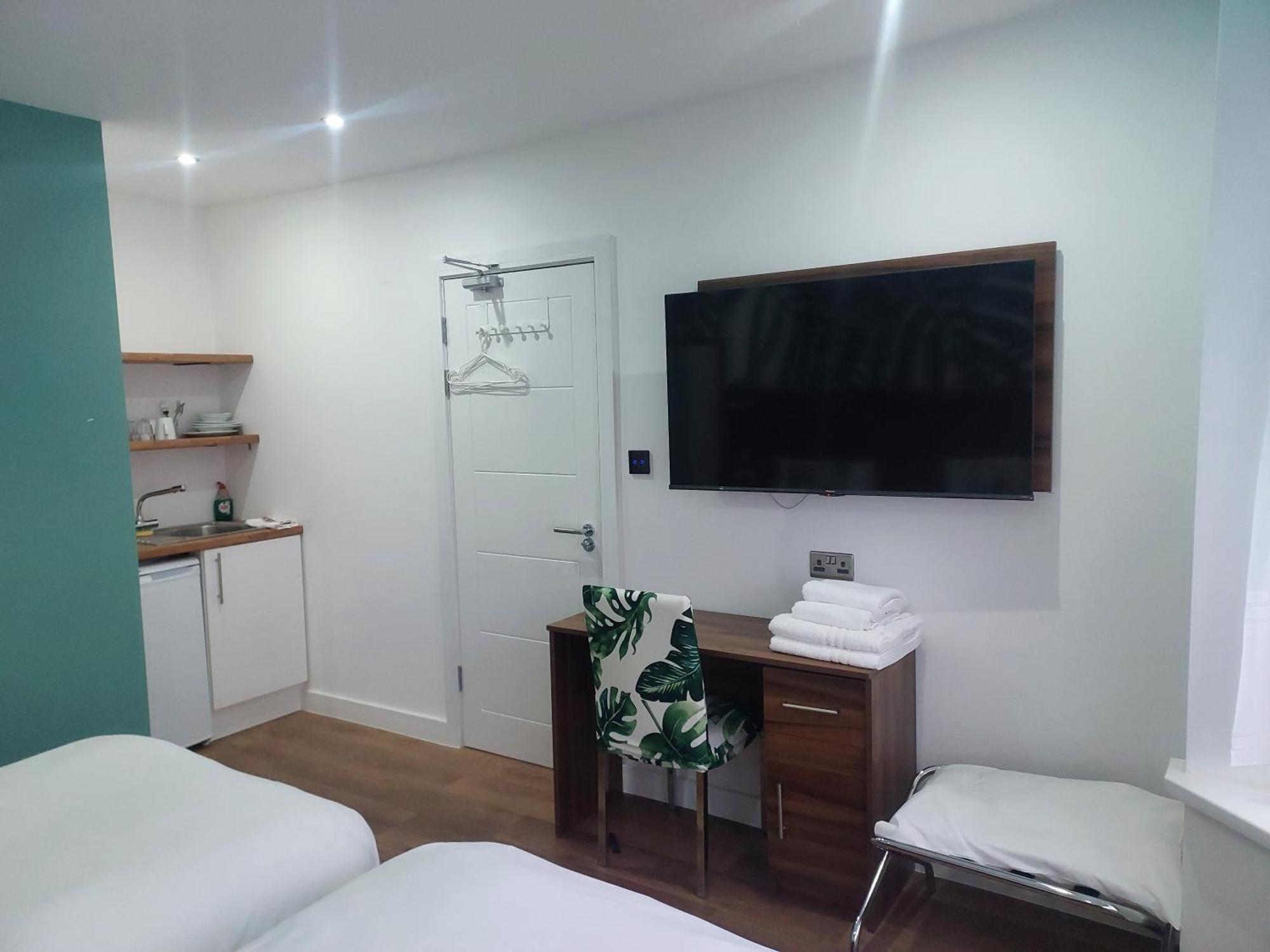 Heathrow-Windsor Guest House สลาว ภายนอก รูปภาพ
