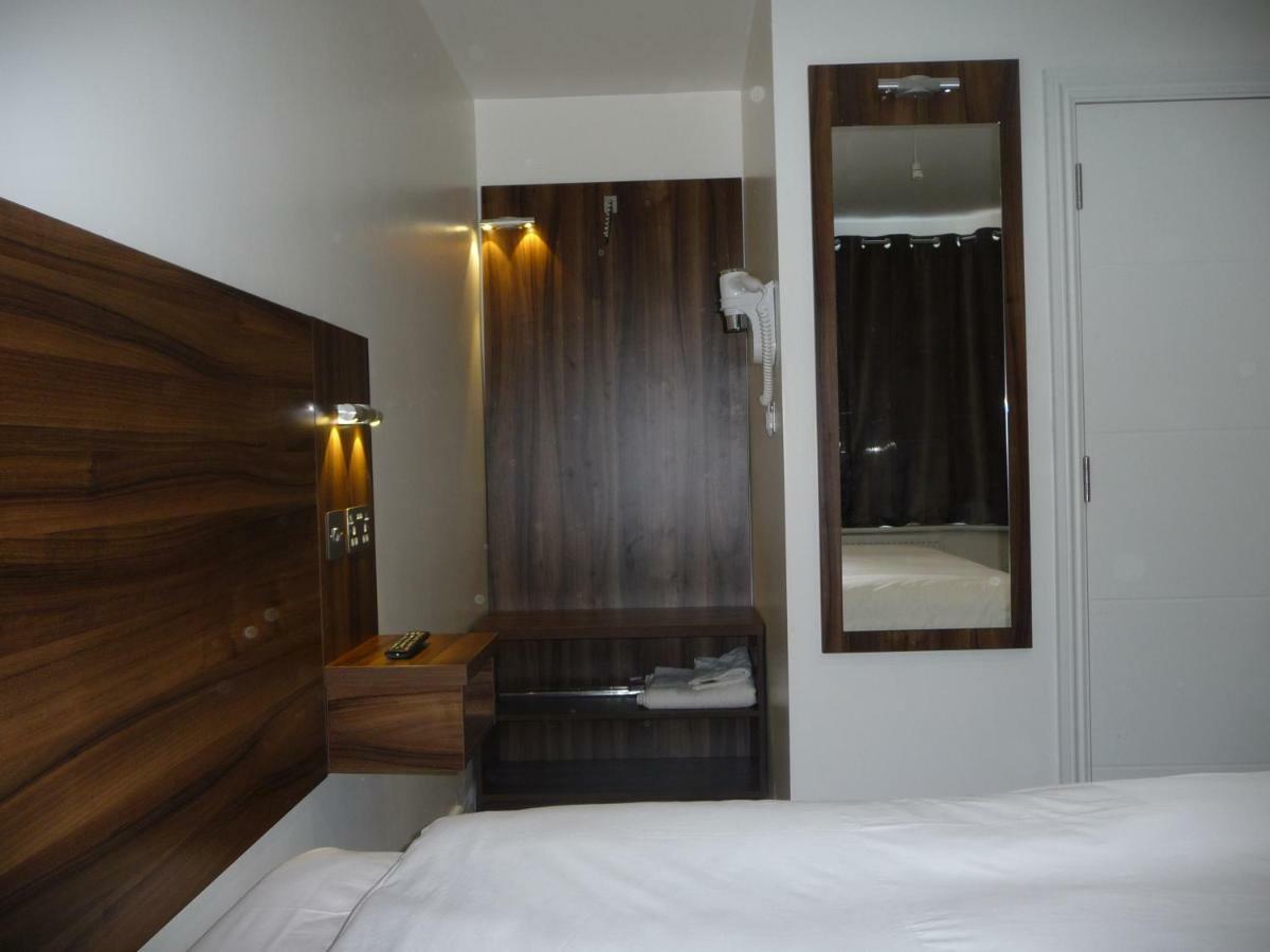 Heathrow-Windsor Guest House สลาว ภายนอก รูปภาพ